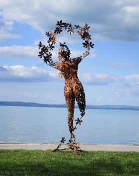 Big female act Garden sculpture